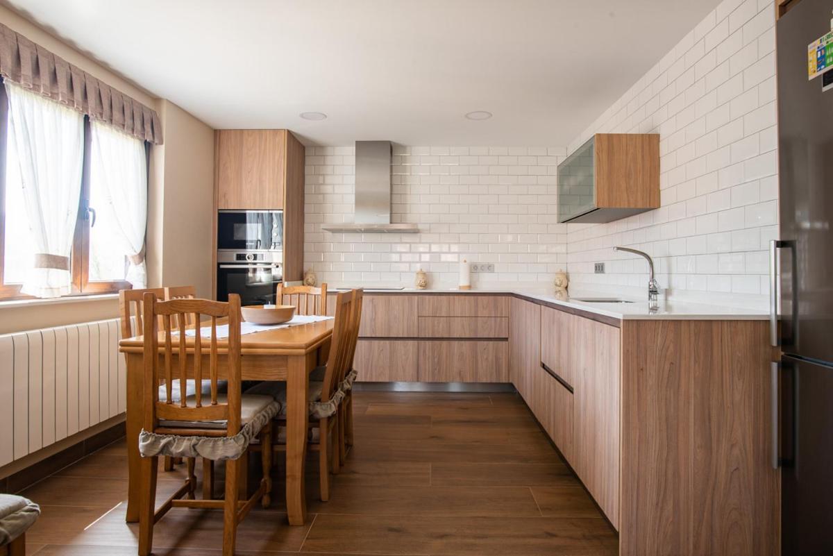 Apartamentos La Cortina Onís Eksteriør billede