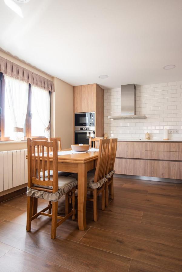 Apartamentos La Cortina Onís Eksteriør billede