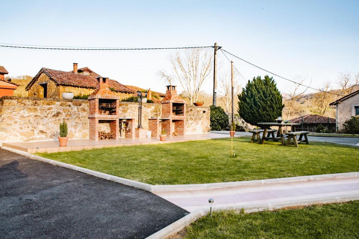 Apartamentos La Cortina Onís Eksteriør billede